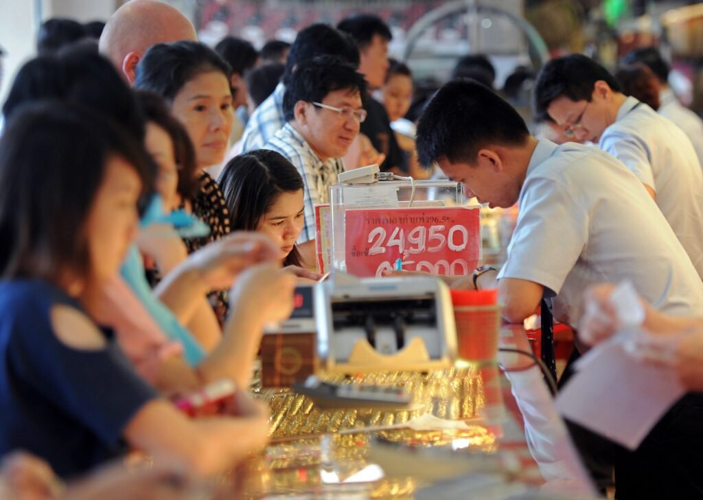 Thai customers queue to buy gold at a je