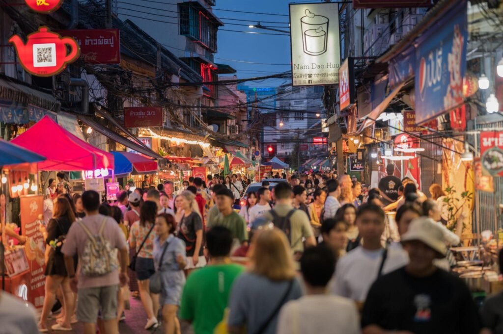 tourist interacting with tuk tuk driver in Bangkok potential scam situation