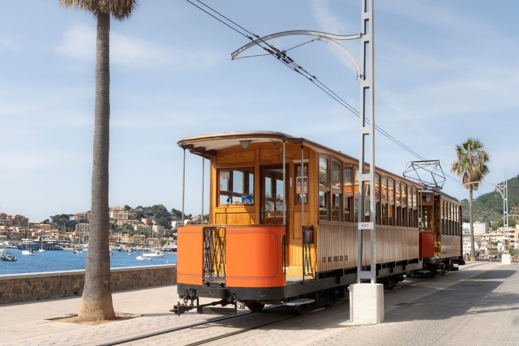 Transportation Between Popular Tourist Destinations​