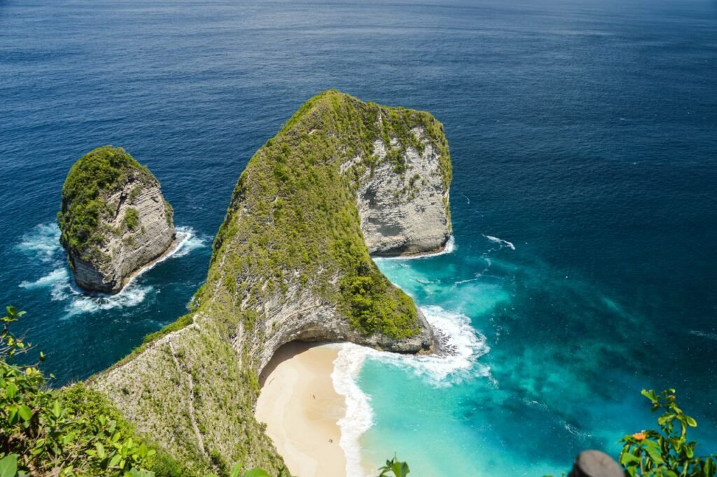Breathtaking aerial view of Kelingking Beach in Bali, featuring stunning cliffs and turquoise waters.